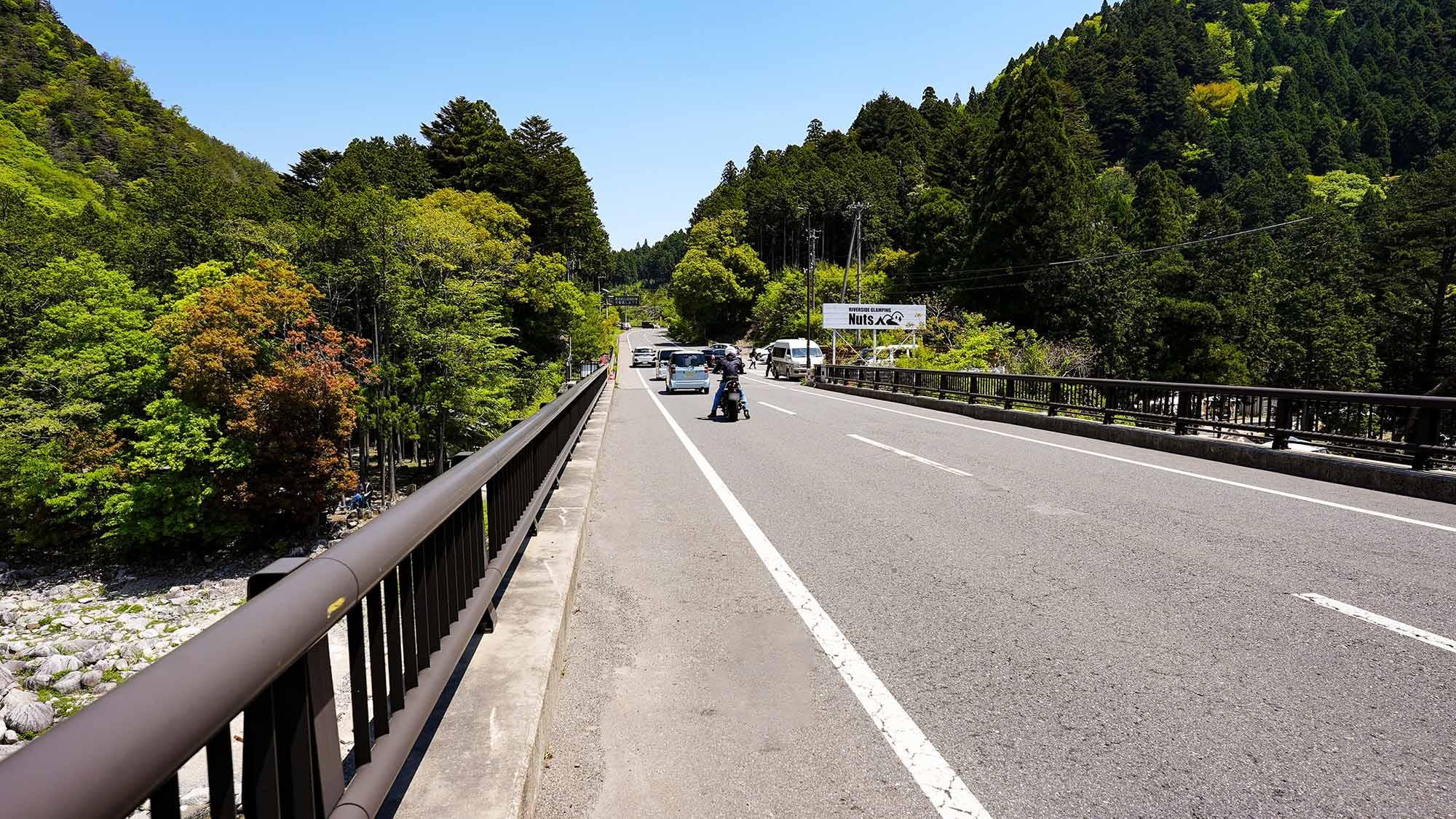 ・【施設】車でいらっしゃる際にはNutsの看板が目印になっています