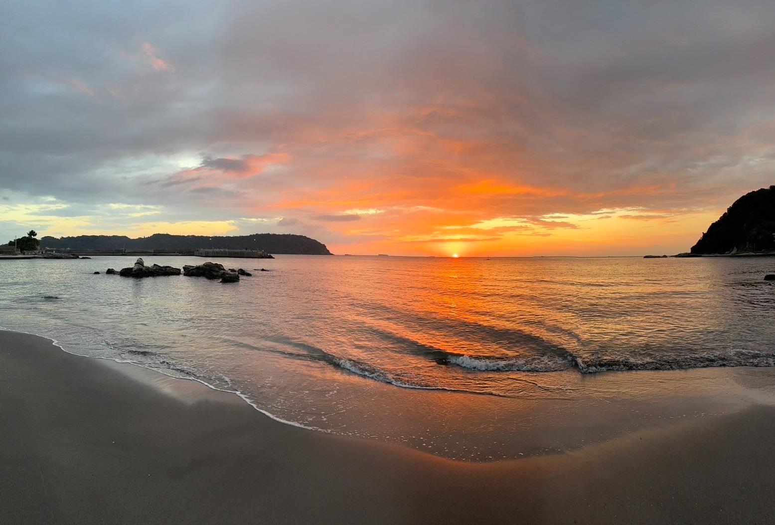 海に落ちる夕日と波の音。