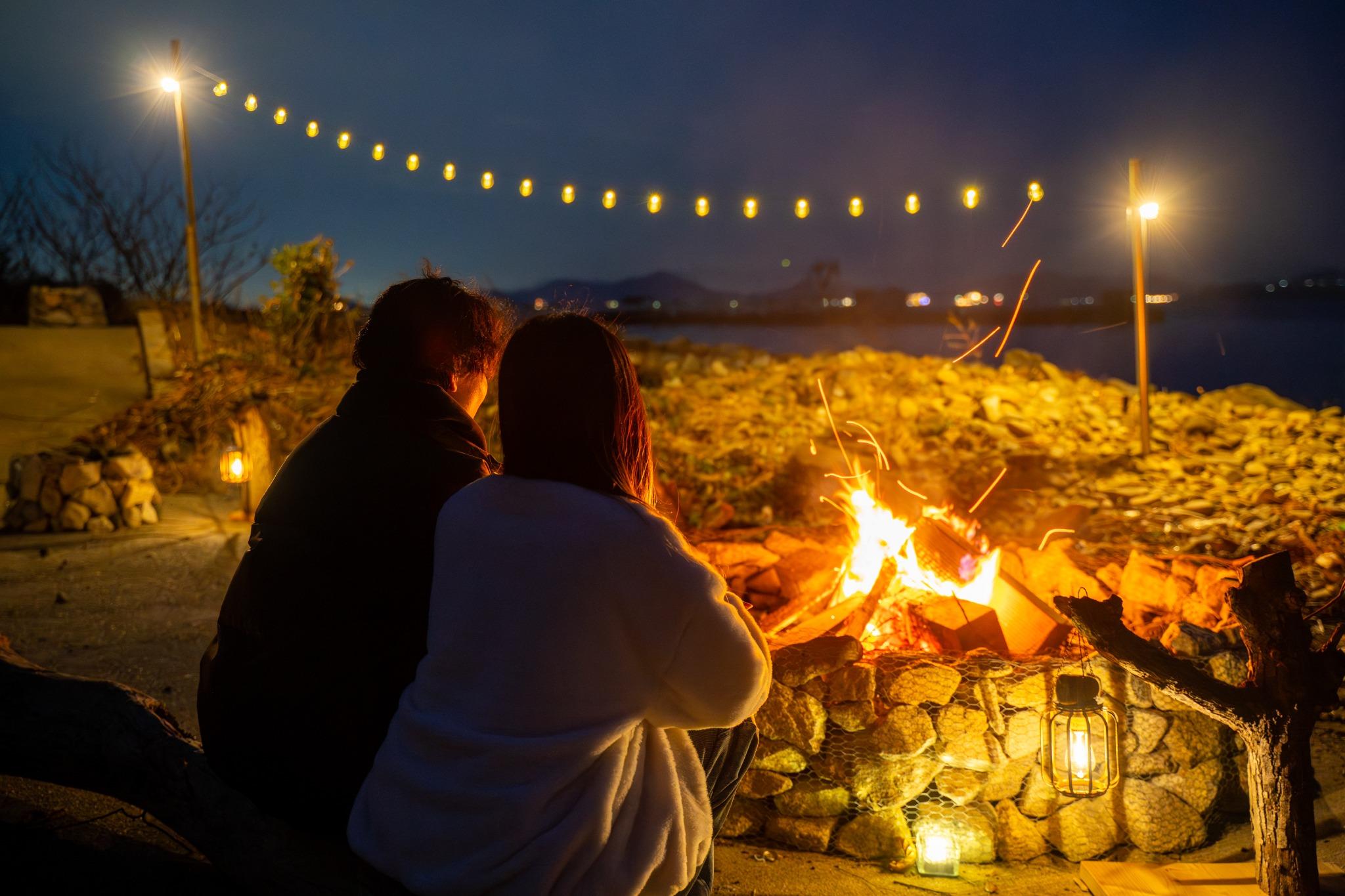薪割りから始まる焚き火。波の音、木が燃える音、そしてただただ火を見つめる。日常を忘れる空間がここHOKAGEにはあります。