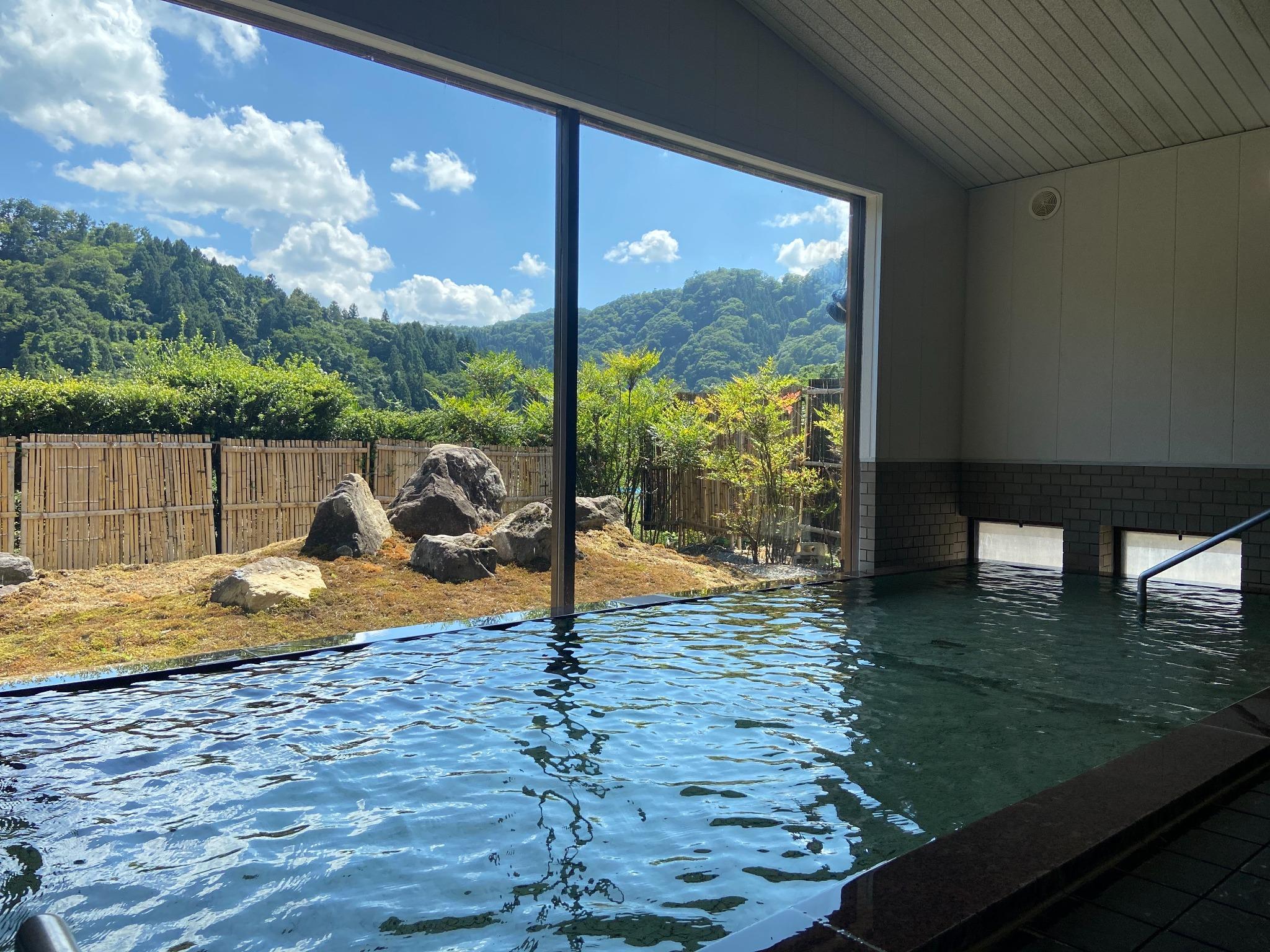 大窓が気持ちいい温泉付き