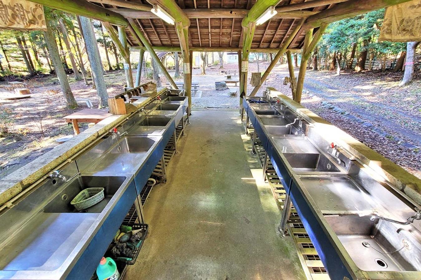 炊事場‐森林サイト内にあります 屋根・電灯あり 通常シンク × 10 大き目シンク × 1 共同かまど × 6口