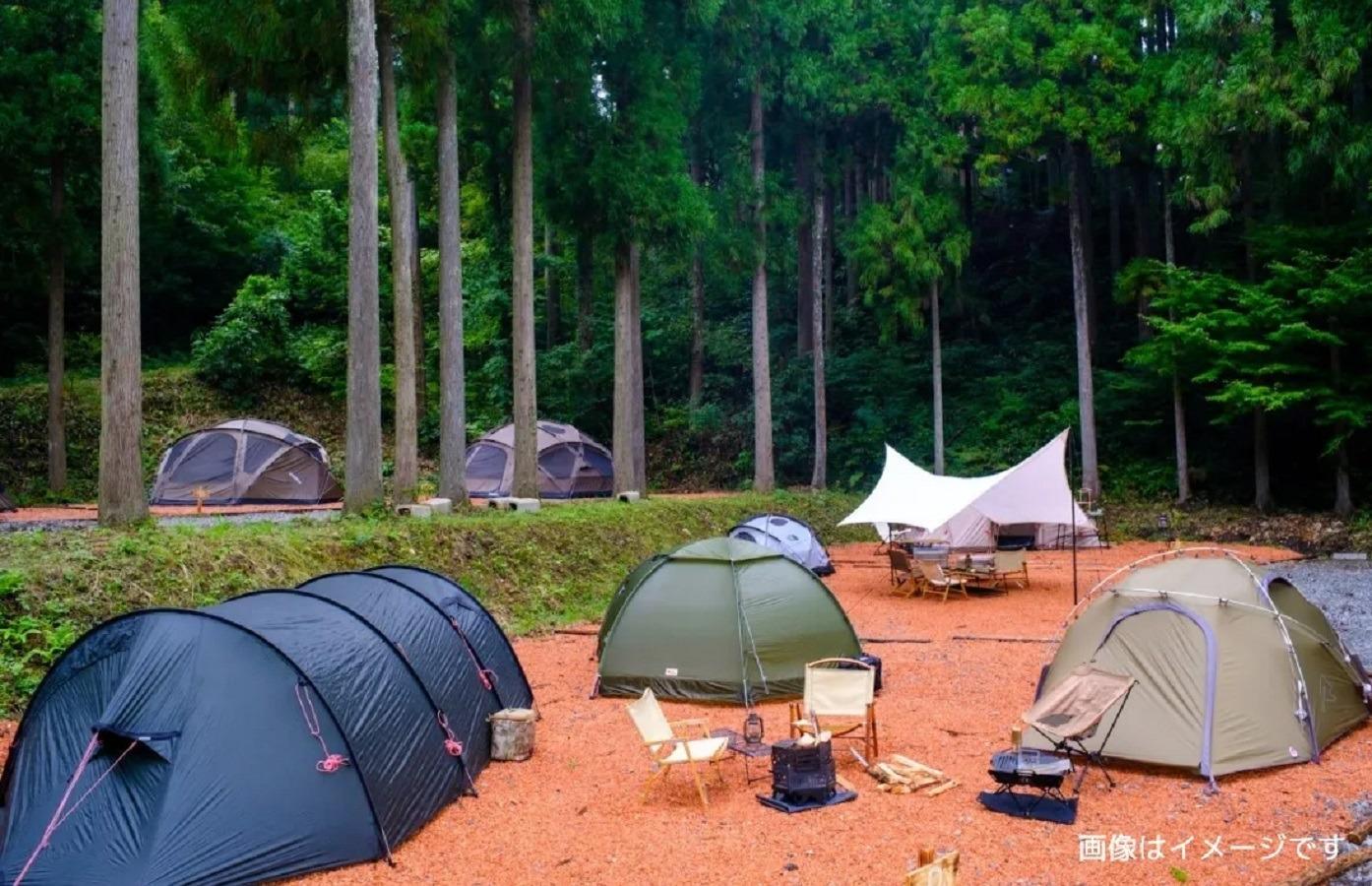 ・当館敷地内の「美山CAMPNG FIELD」でのテントサイト。テント持ち込みorレンタルもOK！