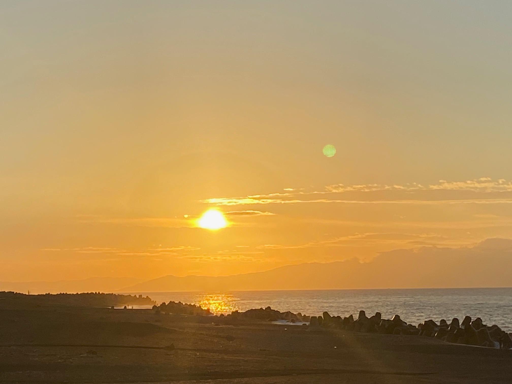 駿河湾に昇る旭　ビーチウォークが心地良い