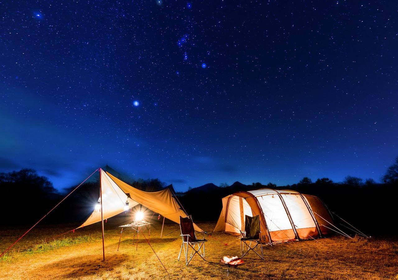 星空の下でキャンプ