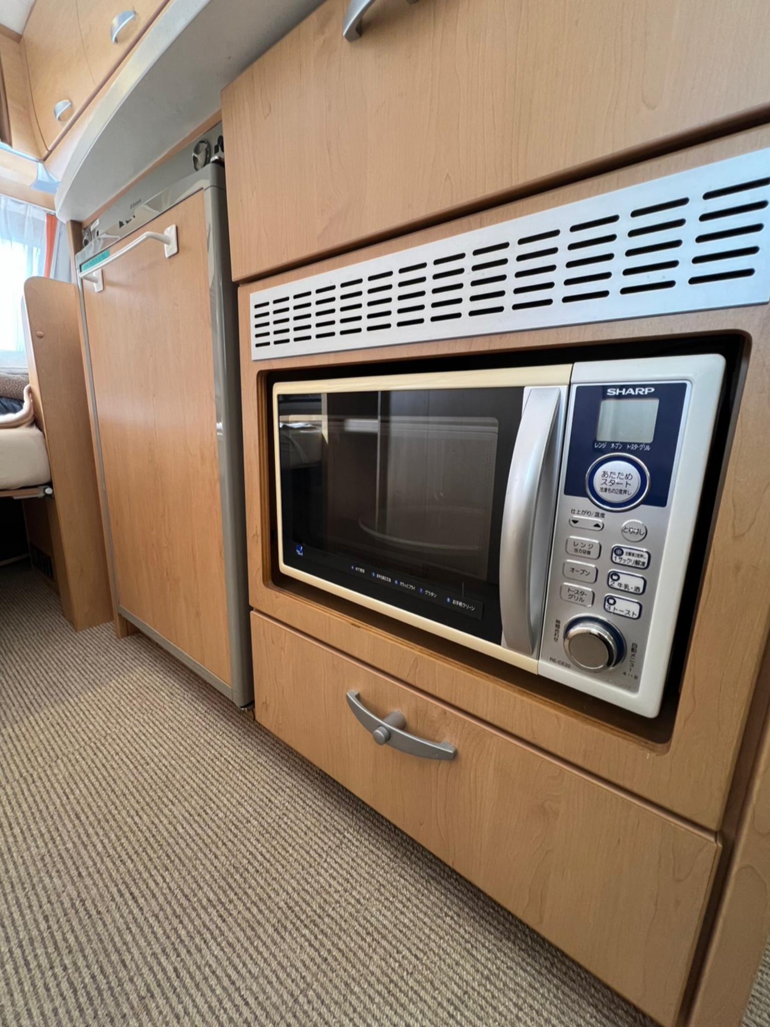 【寝室①】トレーラー室内の冷蔵庫・電子レンジはご利用可能です。 ※安全上の理由から、トレーラー室内のガスコンロ・水道はご利用いただけません。