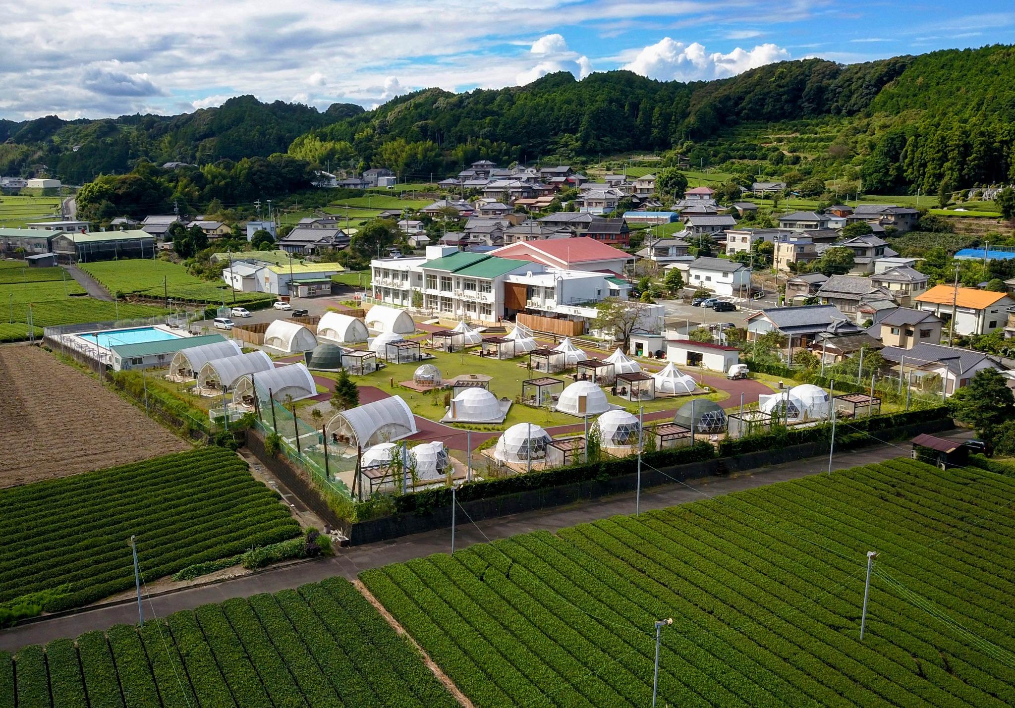 旧島田市立湯日小学校跡地に、全21棟と大型テントを配置したグランピング施設「Glamping＆Port結（グランピングポートゆい）」 