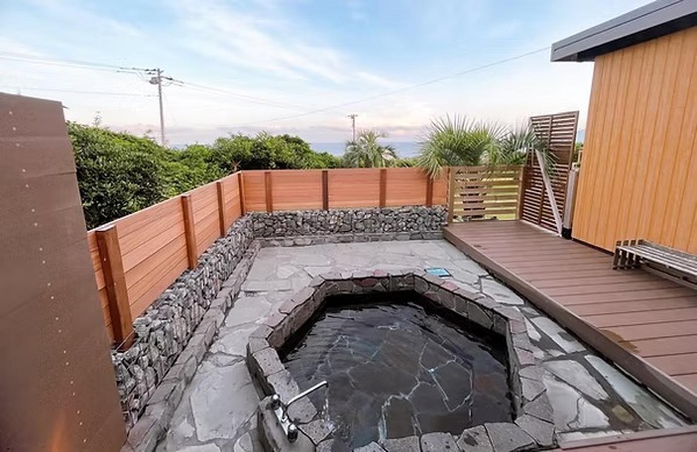 【シーフロントヴィラ】Open Air Bath　露天風呂　晴れた天気のいい日の夜空には、満天の星空をご堪能いただけます  貸切でご利用できますので、気兼ねなくお寛ぎください