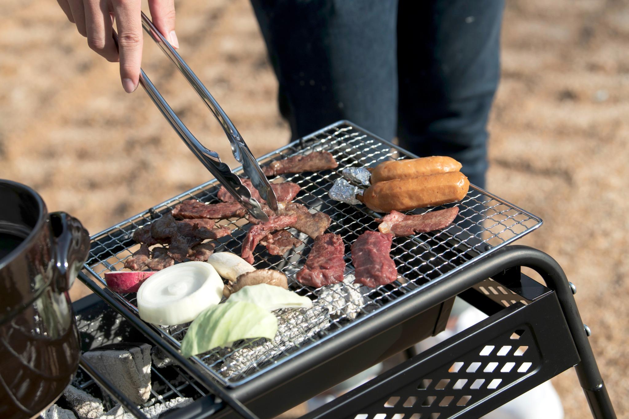 炭火タイプのBBQコンロをご用意しております。食材はご自由に持込OK！当日注文できるメニューも各種取り揃えております