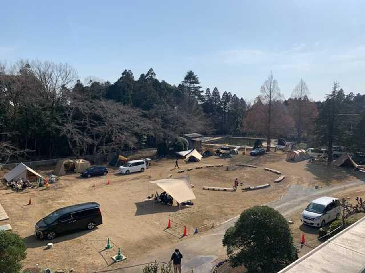 懐かしの校庭・校舎をそのまま活用した一風変わったキャンプ場！