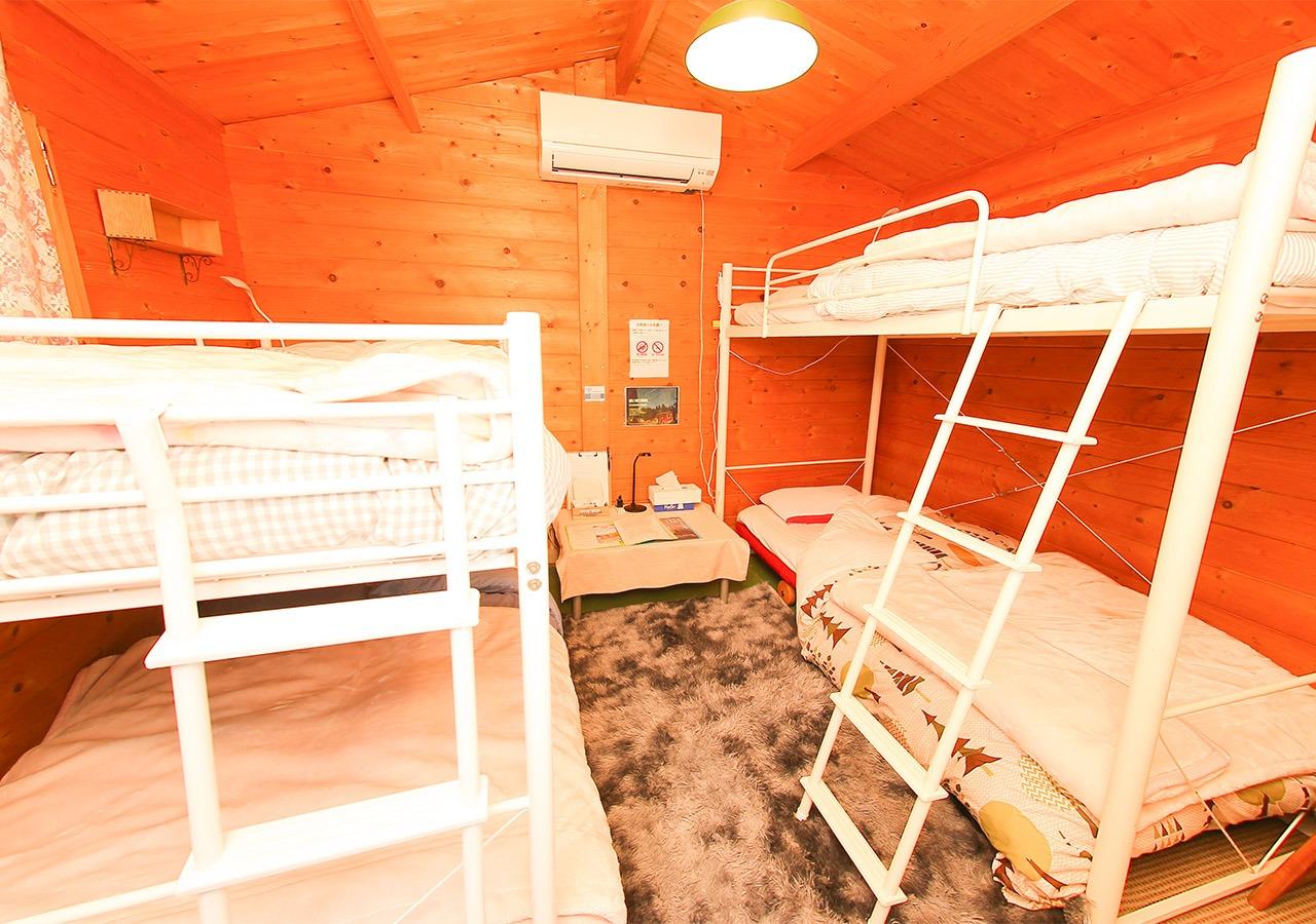 ・【ファミリールーム】お子様も大喜び　二段ベッドが2つ並んだワクワクのファミリールーム