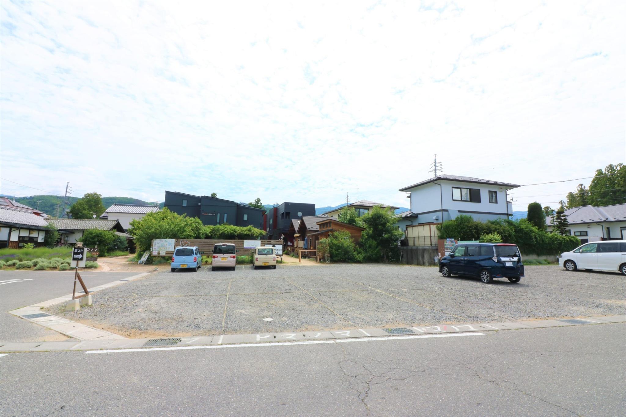 敷地内の無料駐車場をご利用いただけます。