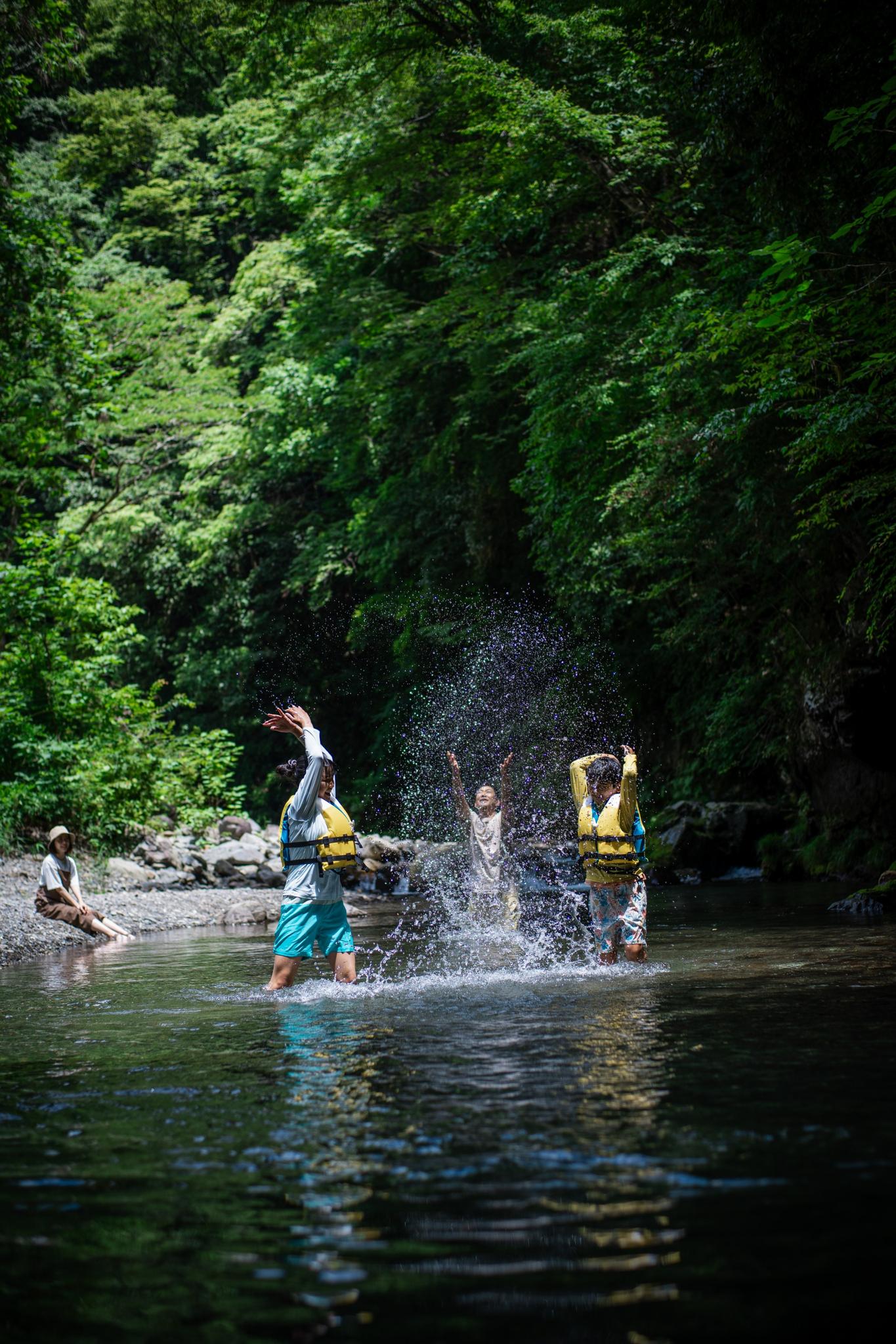 夏季は透明度の高い渓流で川遊び