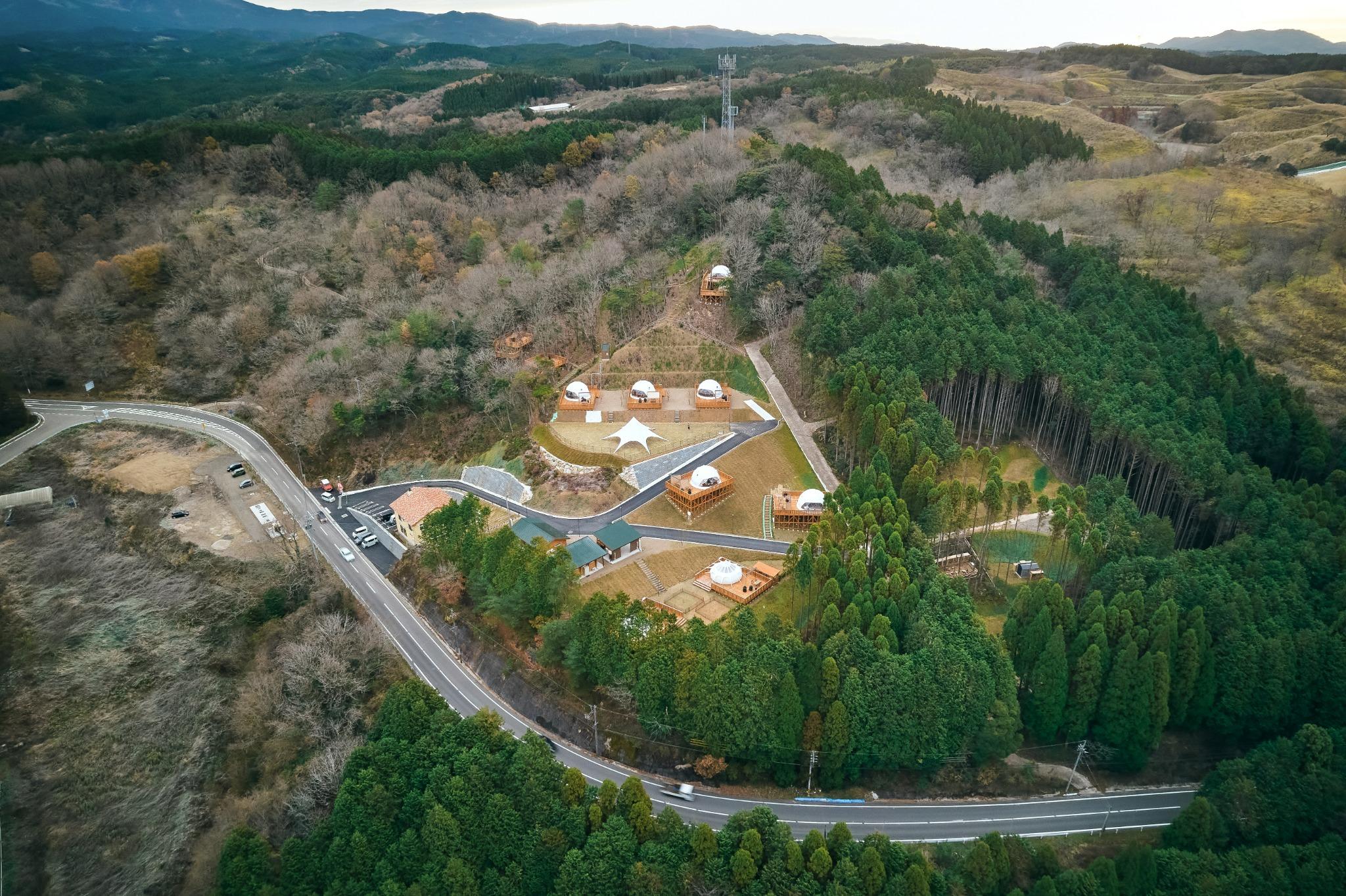 三瀬base campの空撮です。広大な山をスタッフ自ら開拓した、佐賀県最大の総合キャンプ施設です。