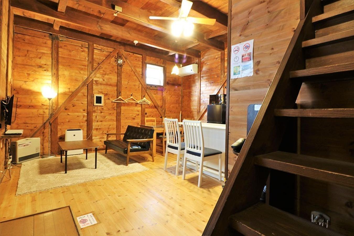 【土蔵】明治より残る蔵をフルリフォームし、ご友人、ご家族の皆さんでゆっくりとくつろげる1棟貸切できる空間です。 １階はリビングルーム、２階は明治からの歴史を感じる大きな棟木が特徴の寝室で、1日1組様限定となります。 ミニキッチンもあるので、食材を持ち込んでホームパーティも可能です。