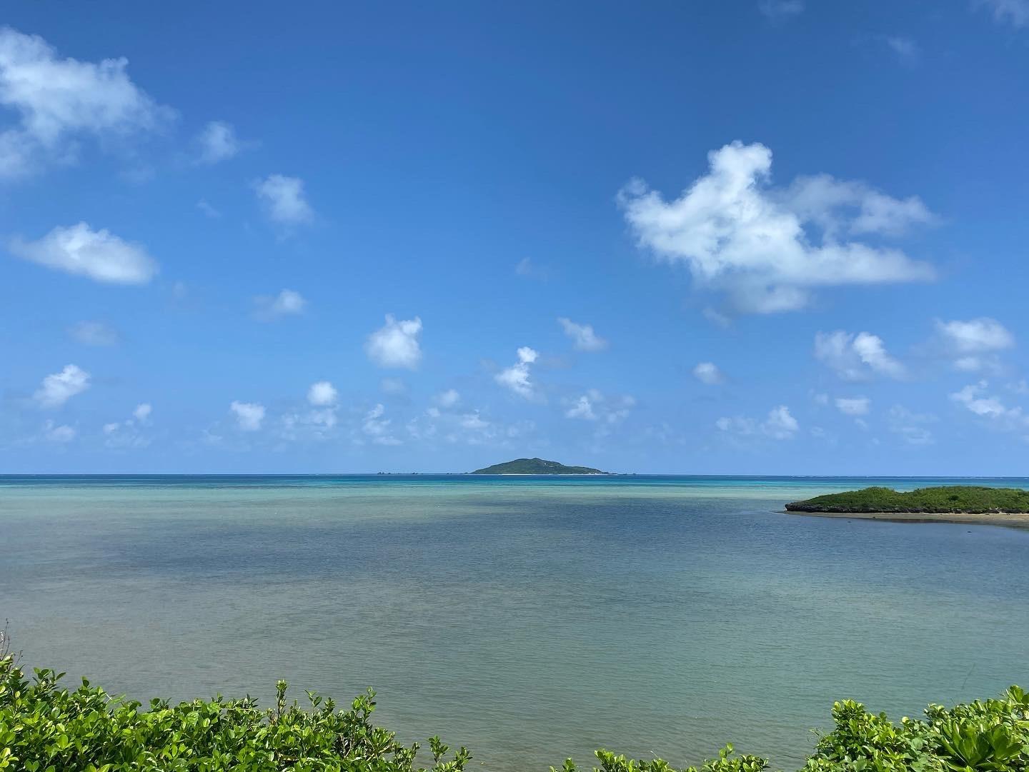 海辺サイトから見る大神島。