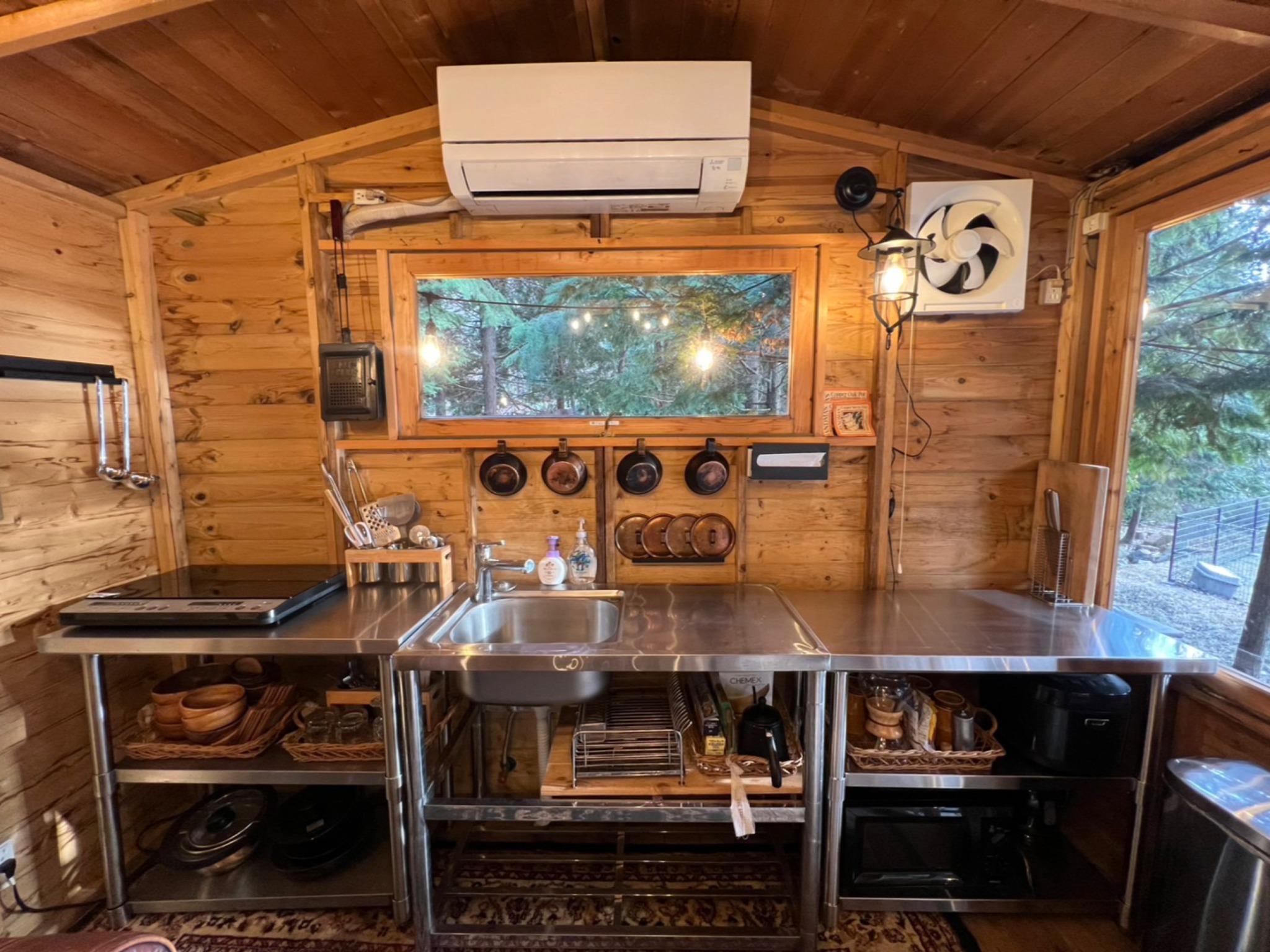 シンク、水道(温/冷）、IHクッキングコンロ、食器洗剤、スポンジ、ハンドソープ、包丁、まな板、水切り、ラップ、アルミホイル、キッチンペーパー、ゴミ箱  ※調味料(お塩・こしょう)や油はございません。調味料は食材と一緒にお持ちくださいませ。