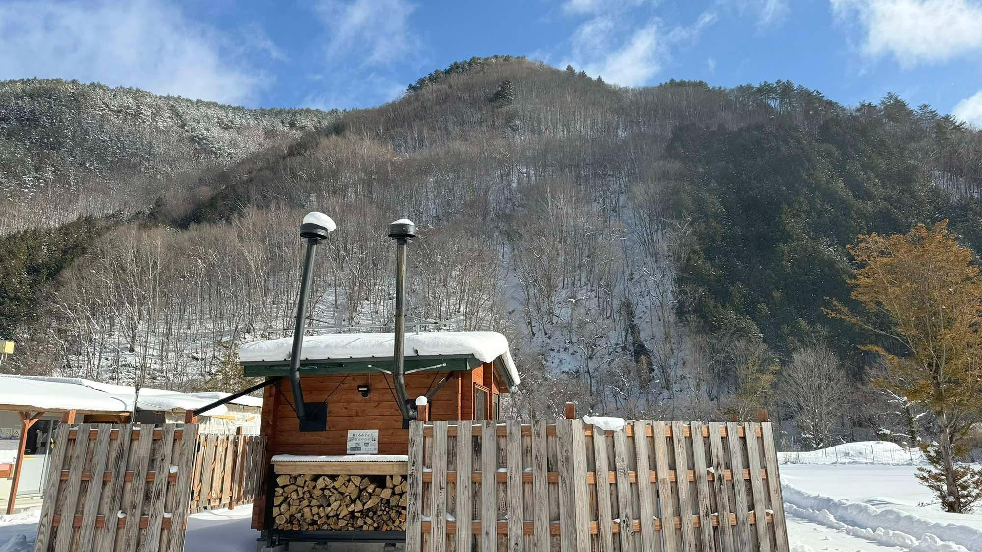 ・【サウナ】一面雪景色に囲まれながら新たなサウナ体験を♪ 冬には雪の上に寝転ぶことも