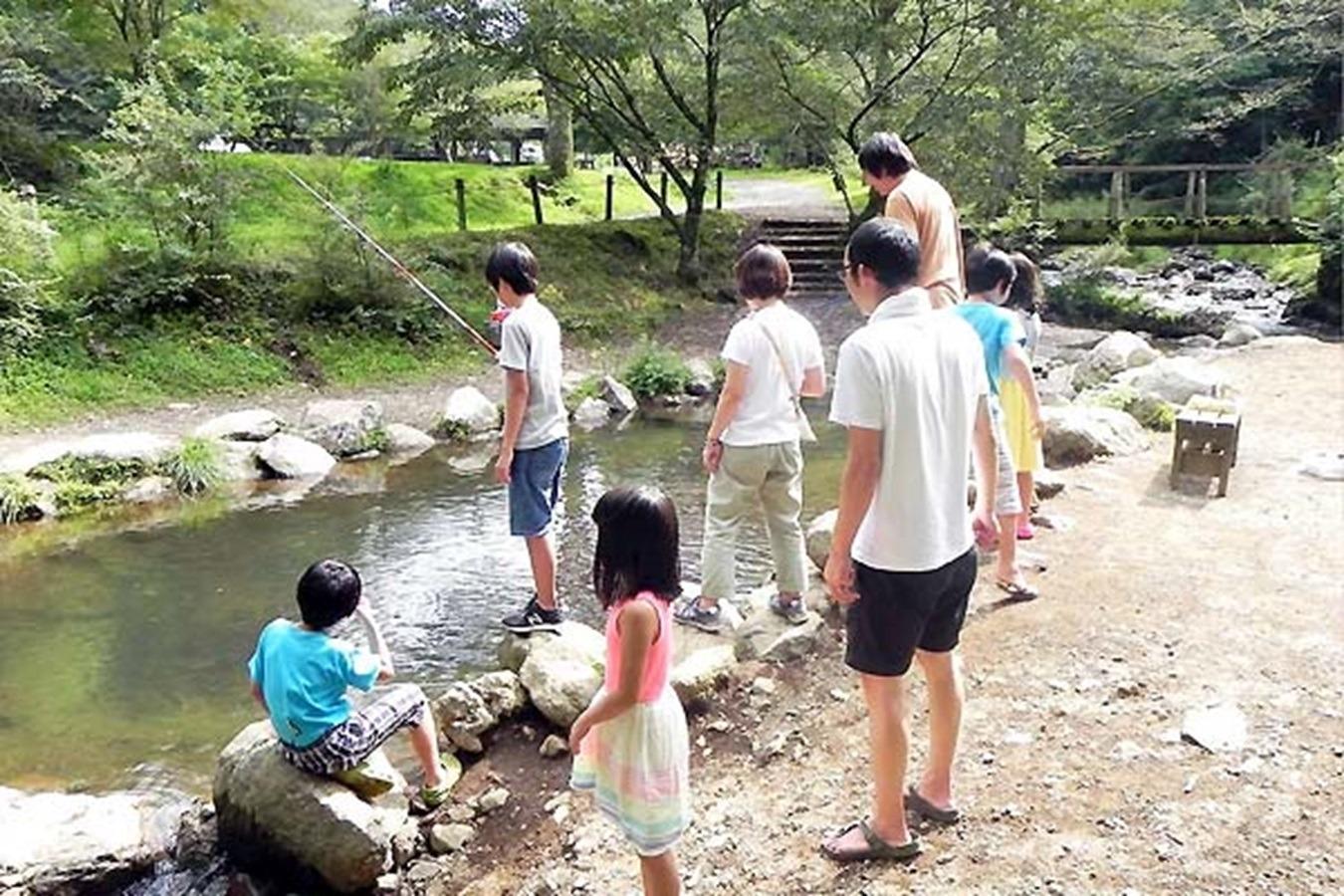 ■釣り堀 場内の川沿いに位置する釣り堀でニジマス釣りがお楽しみ頂けます。食用のニジマスですので、釣ったあとは調理して頂けます。釣り用の竿、餌も釣券とともに売店にてレンタルできます。 また、夏季には、つかみどり用の生簀もオープンします。