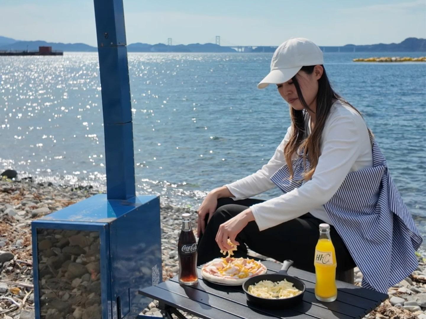 海のすぐ横の席でピザ作り