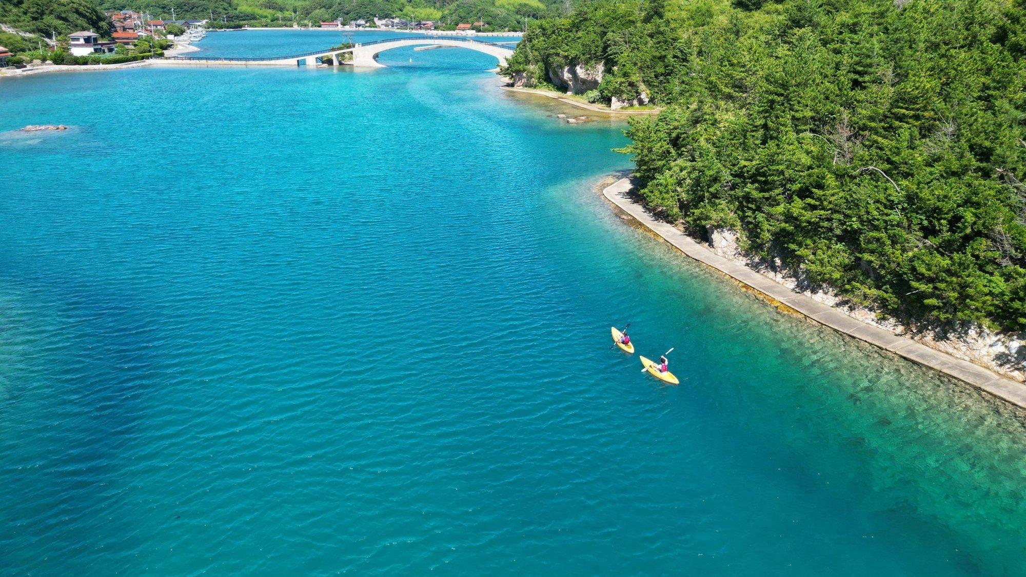 シーカヤックツアー。島の歴史や地形に触れる、豊かな学びの時間。