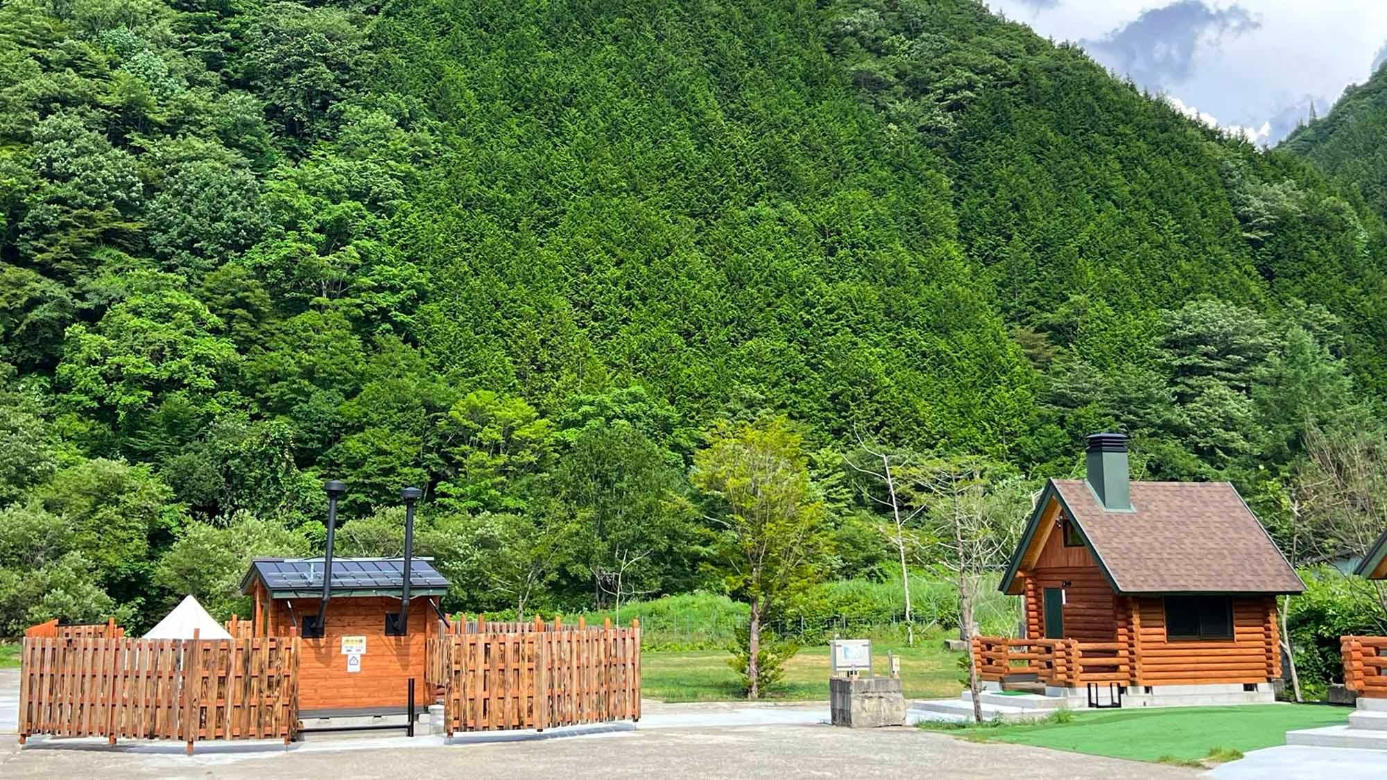 ・【外観】自然の山々に囲まれた立地。都会では味わえない自然の癒しをご堪能ください