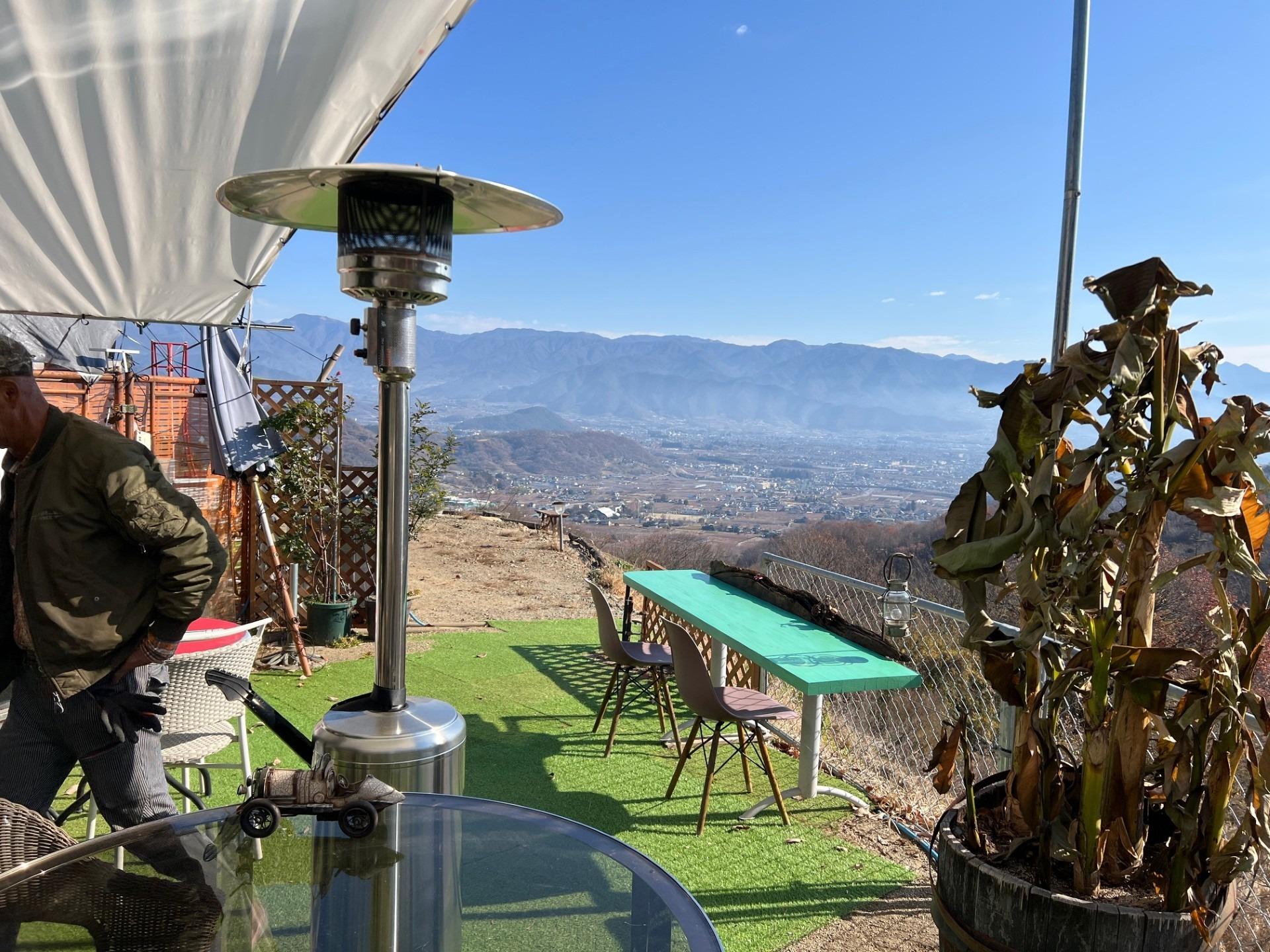 ショットバー棟の奥にあるテラス席。山梨市街の景色を望みながらモーニングが楽しめます。