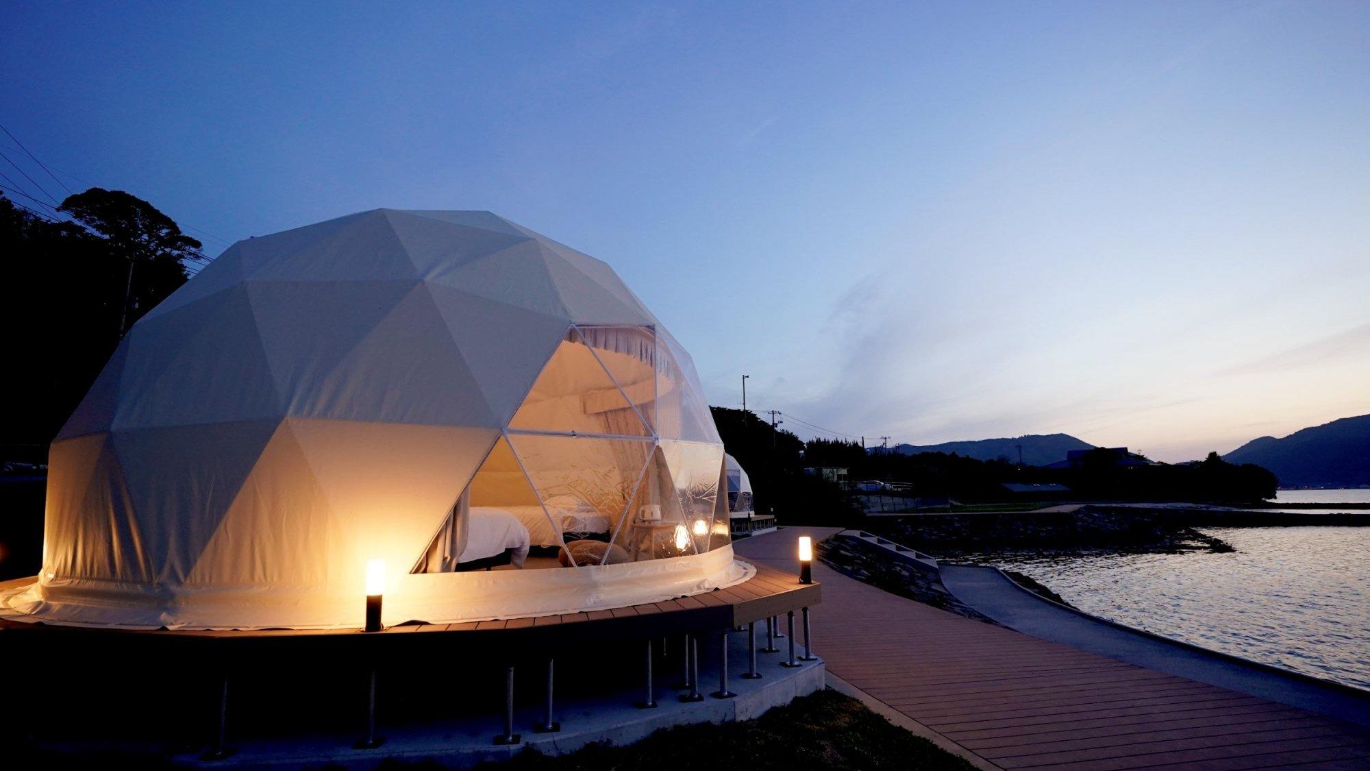 穏やかな夜の空気が漂う施設外観。