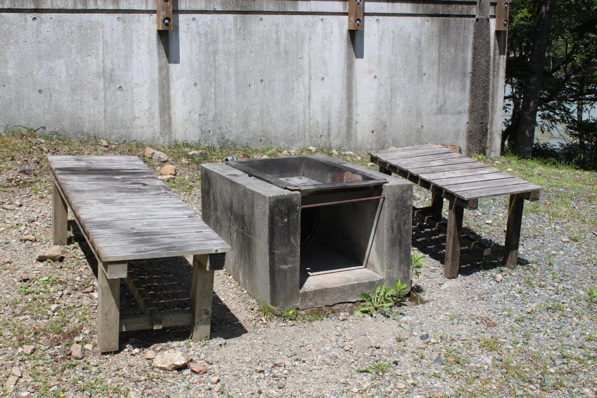 コテージごとにBBQ台が屋外に付いています。