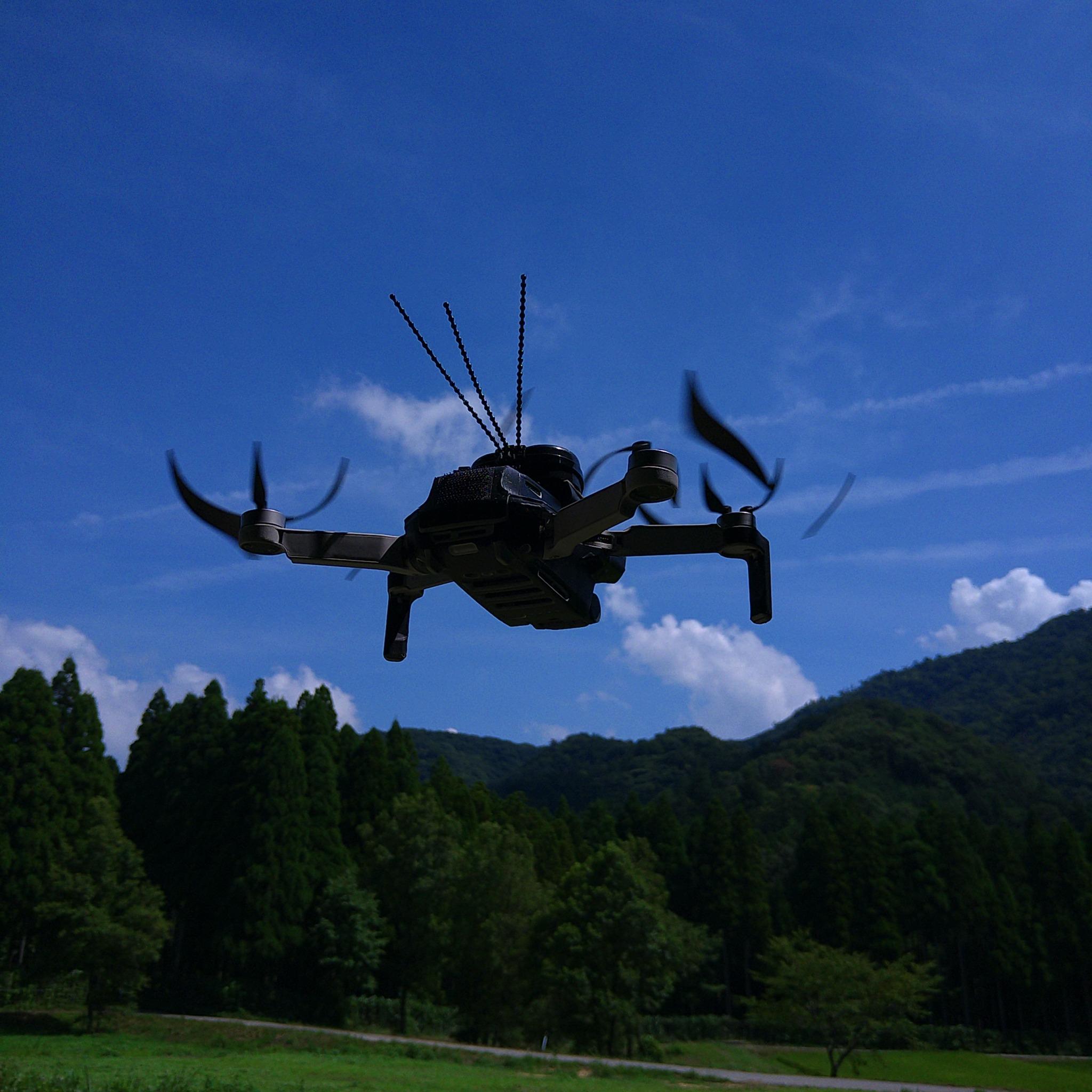 青空をひとり占めするドローン