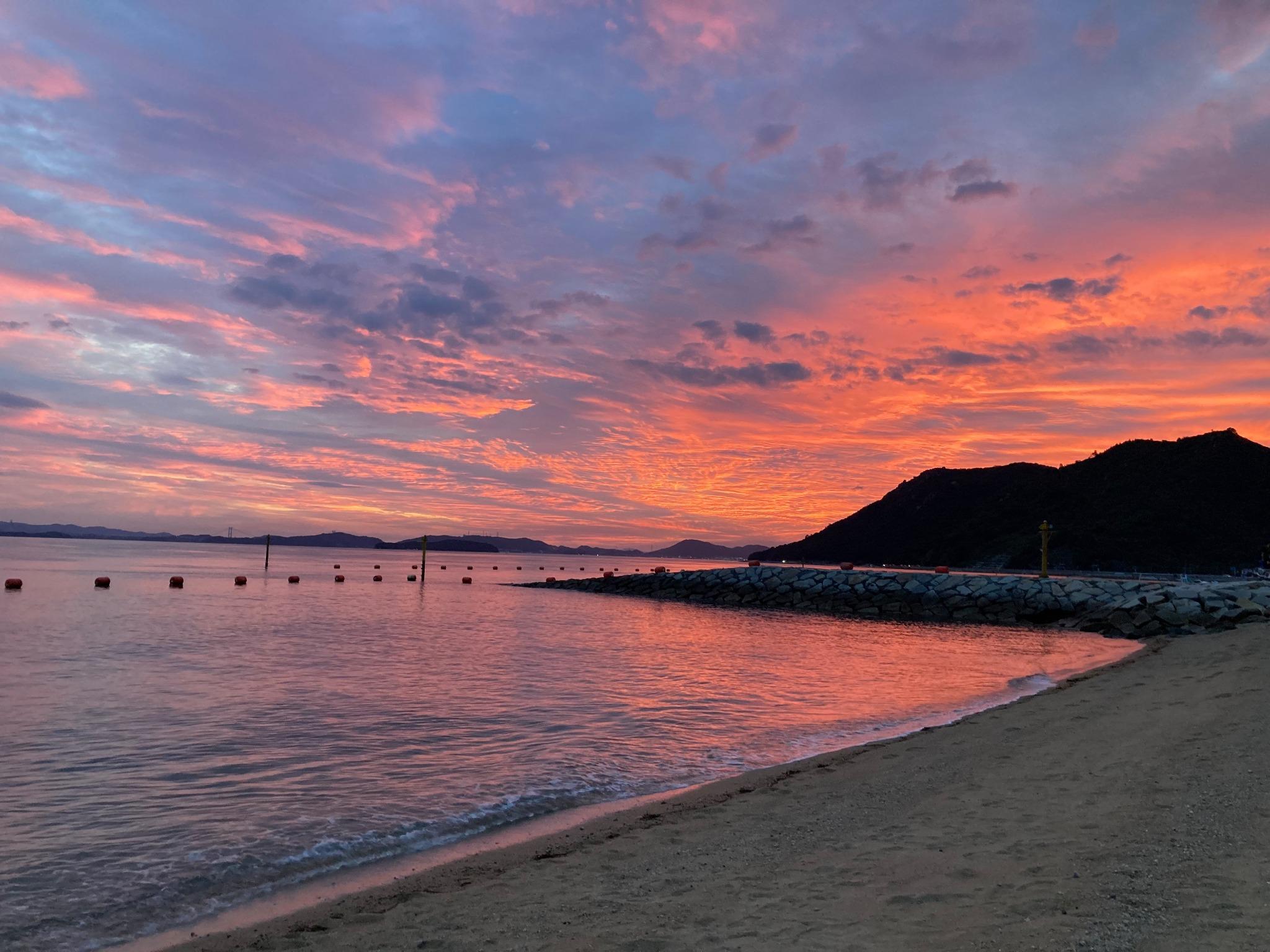 渋川海岸からの夕日「日本渚百選」に選べるほどの美しさです