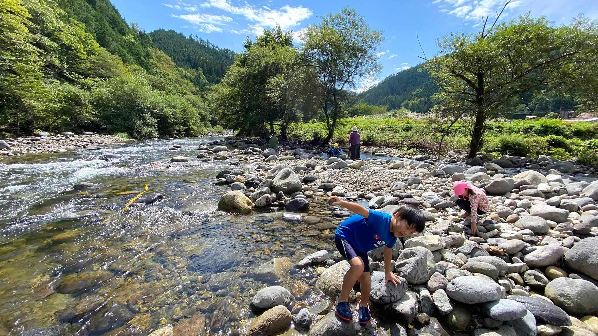 ・【川遊び】オートキャンプ場のすぐ脇で、競泳や川遊びも楽しめます