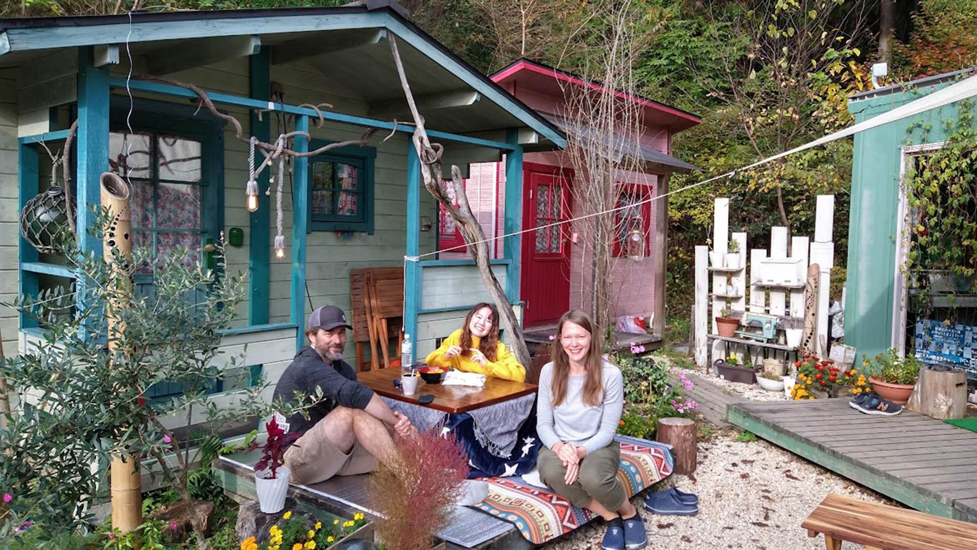 ・【こたつ】みんなでくつろげる屋外こたつ。こたつの上でのお食事もご自由に♪