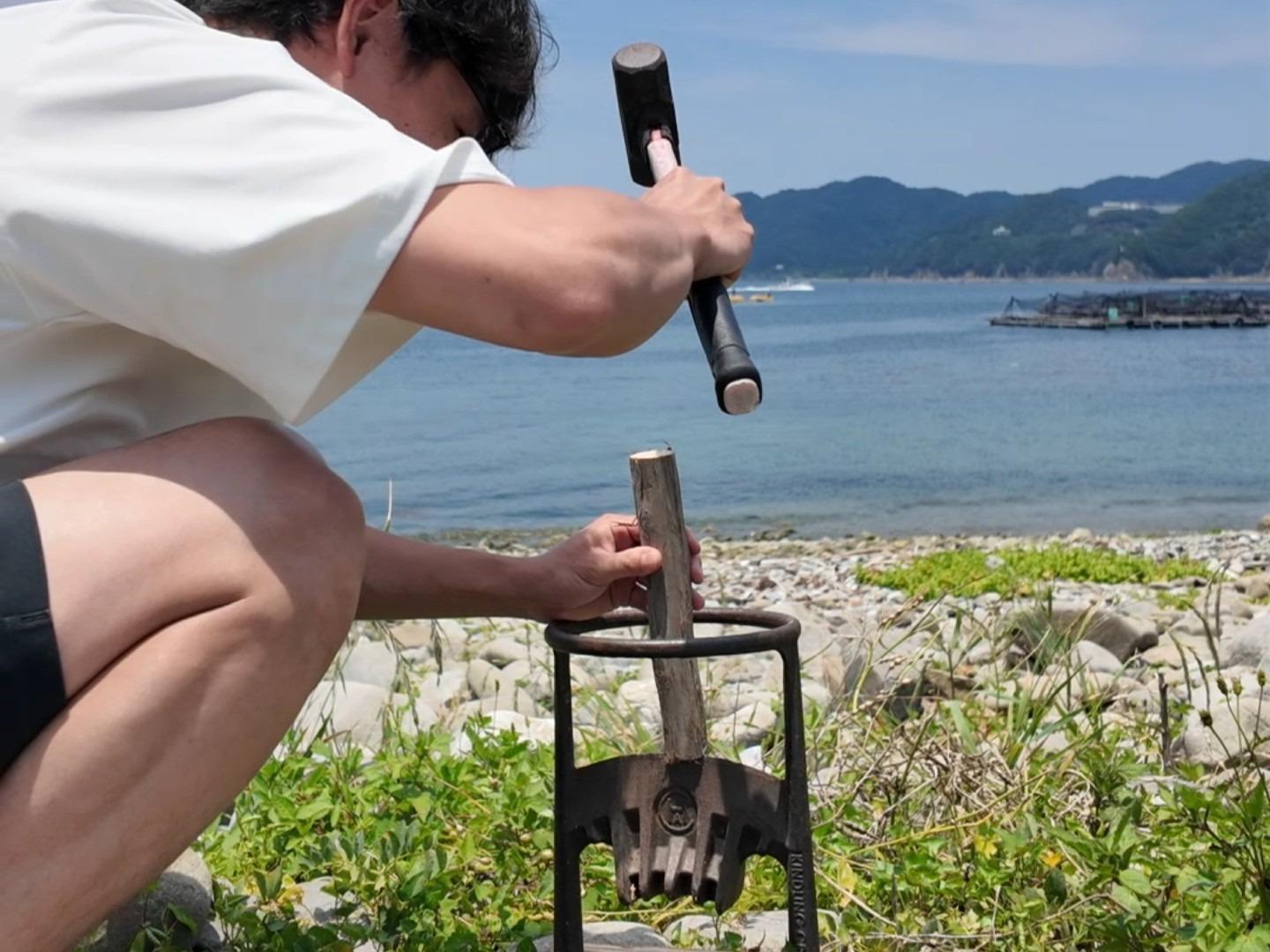 薪割から始まる焚火。薪を割る瞬間が気持ちいいんです！