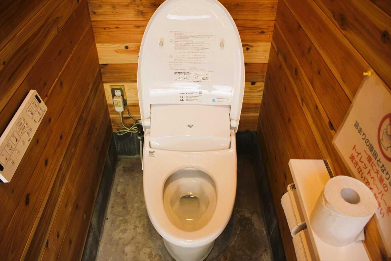 リニューアルしたトイレ①　温水洗浄便座です。