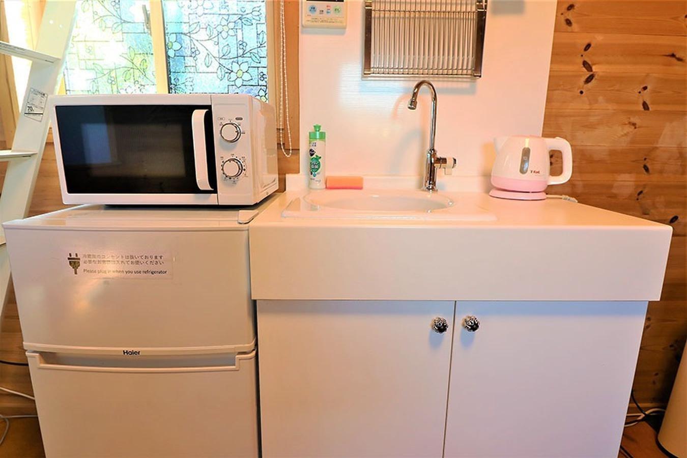 【ログハウス】木の柔らかな雰囲気の可愛いお部屋。プロジェクター・ホームシアターセットが完備されており、プライベートシネマをお楽しみいただけます。 ロフトにあがると天窓からは天然のプラネタリウム。貸切別荘として、ご自由にお過ごしいただけます。 トイレ、シャワーはウッドデッキでつながっている隣の棟です。