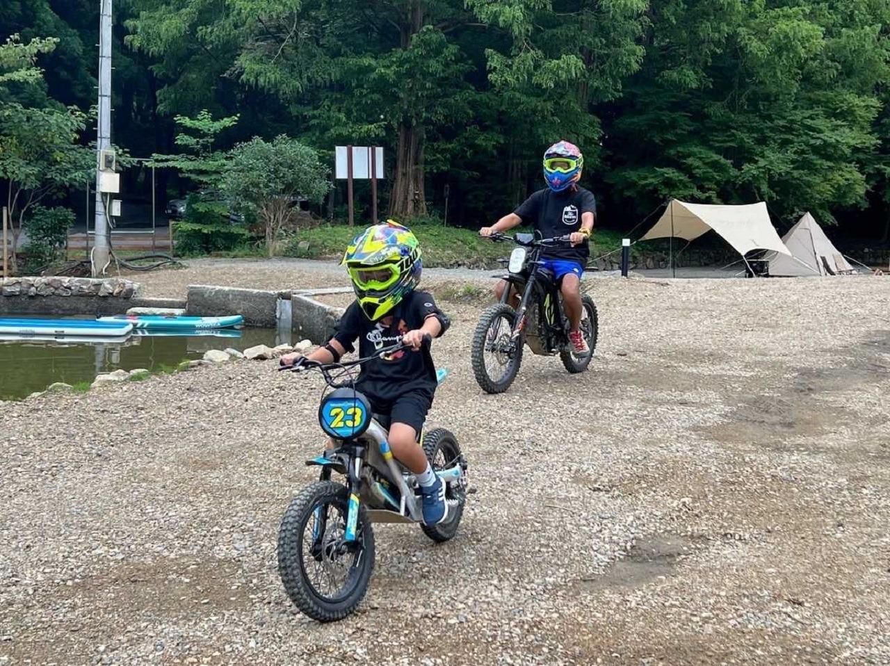 親子で電動バイクで遊んでみませんか？  ​ママだけでも安心。スタッフがサポートします！