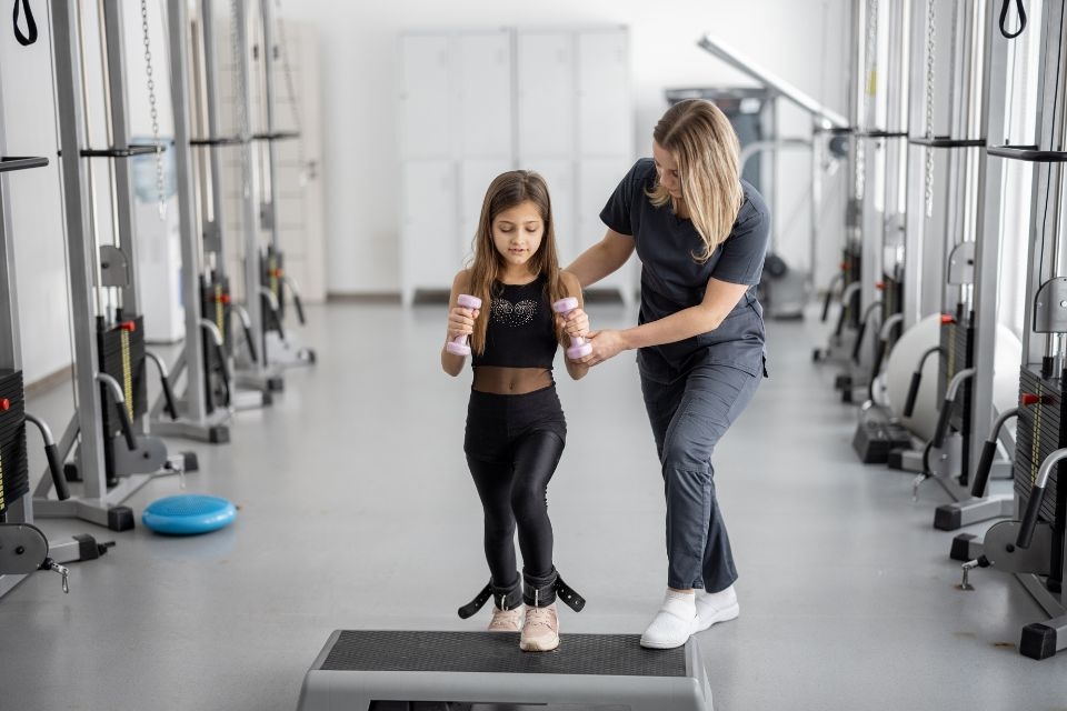 What are some common mistakes to avoid when performing hamstring stretches?