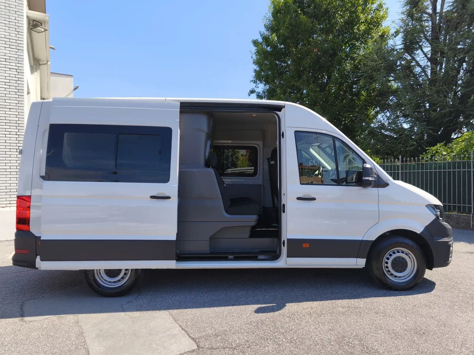 Furgone bianco con porta laterale aperta.
