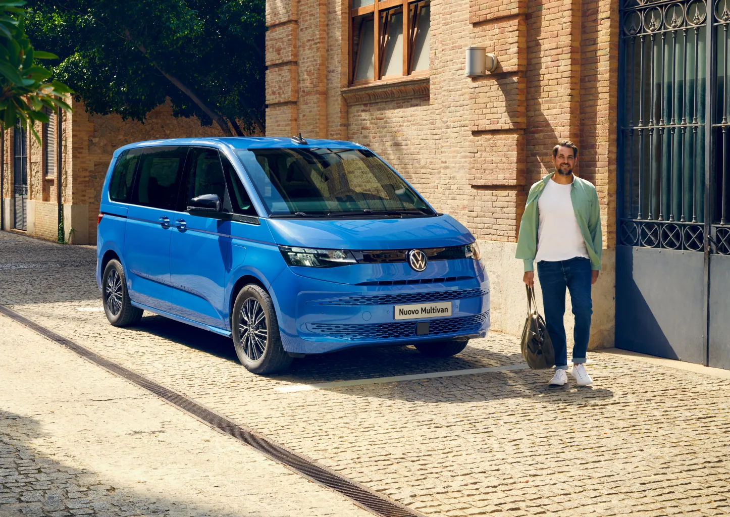 Nuovo Multivan: design contemporaneo e spazio per le tue avventure quotidiane in città.