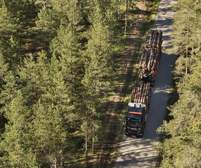 Scania colore nero con motore v8 su strada