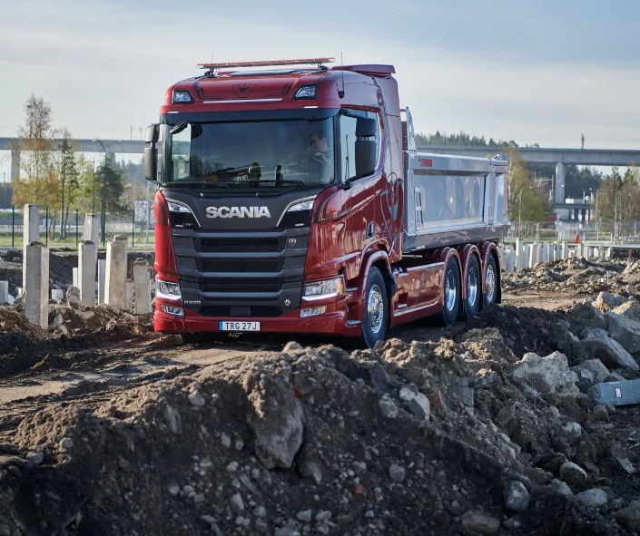 Scania colore rosso con motore v8 in cantiere
