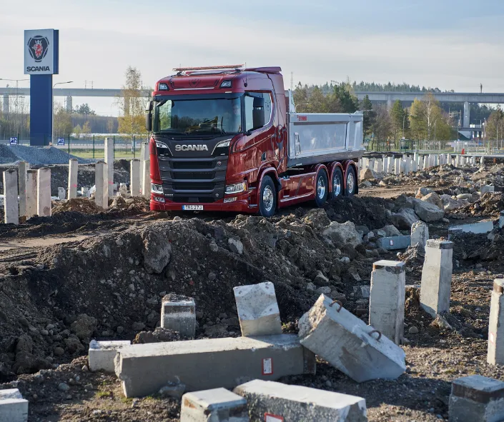 Scania colore rosso con motore v8 in cantiere