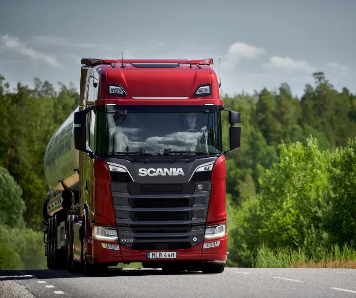 Scania colore rosso con motore v8