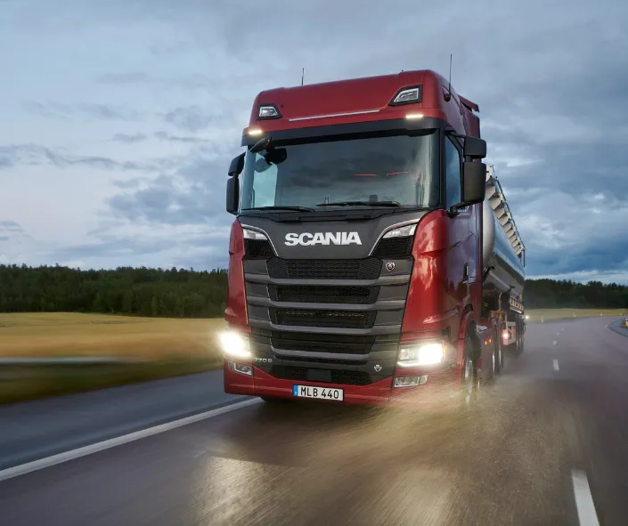 Scania colore rosso con motore v8 e luci a led accese