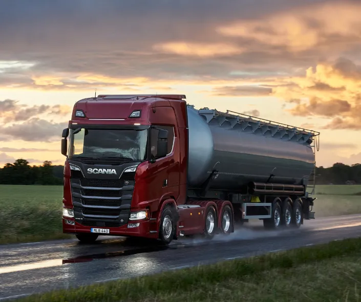 Scania colore rosso con motore v8 e luci a led accese su strada