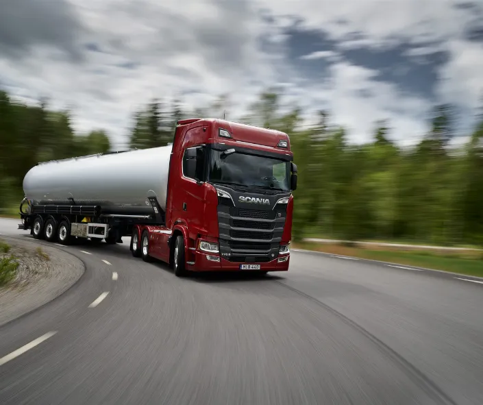 Scania colore rosso con motore v8 e luci a led accese