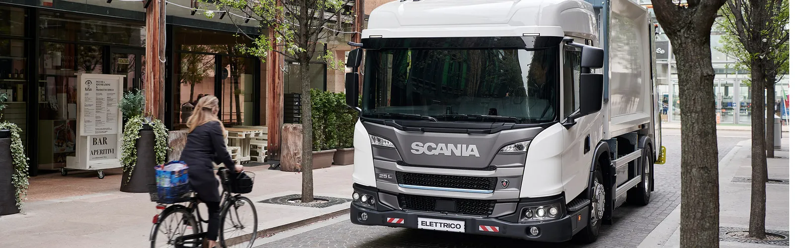 Scania Serie L su strada di colore bianco vista frontale