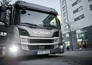 Scania Serie L su strada di colore grigio vista frontale dal basso