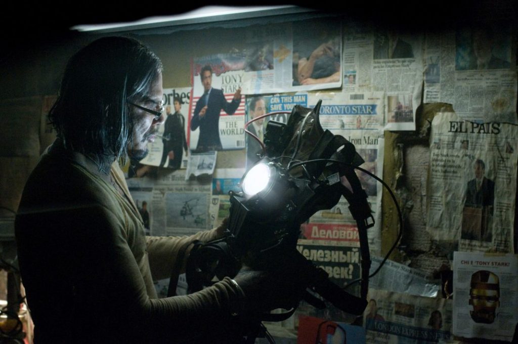 Fotograma de la película Iron Man 2 donde aparecen diversos periódicos, como El País