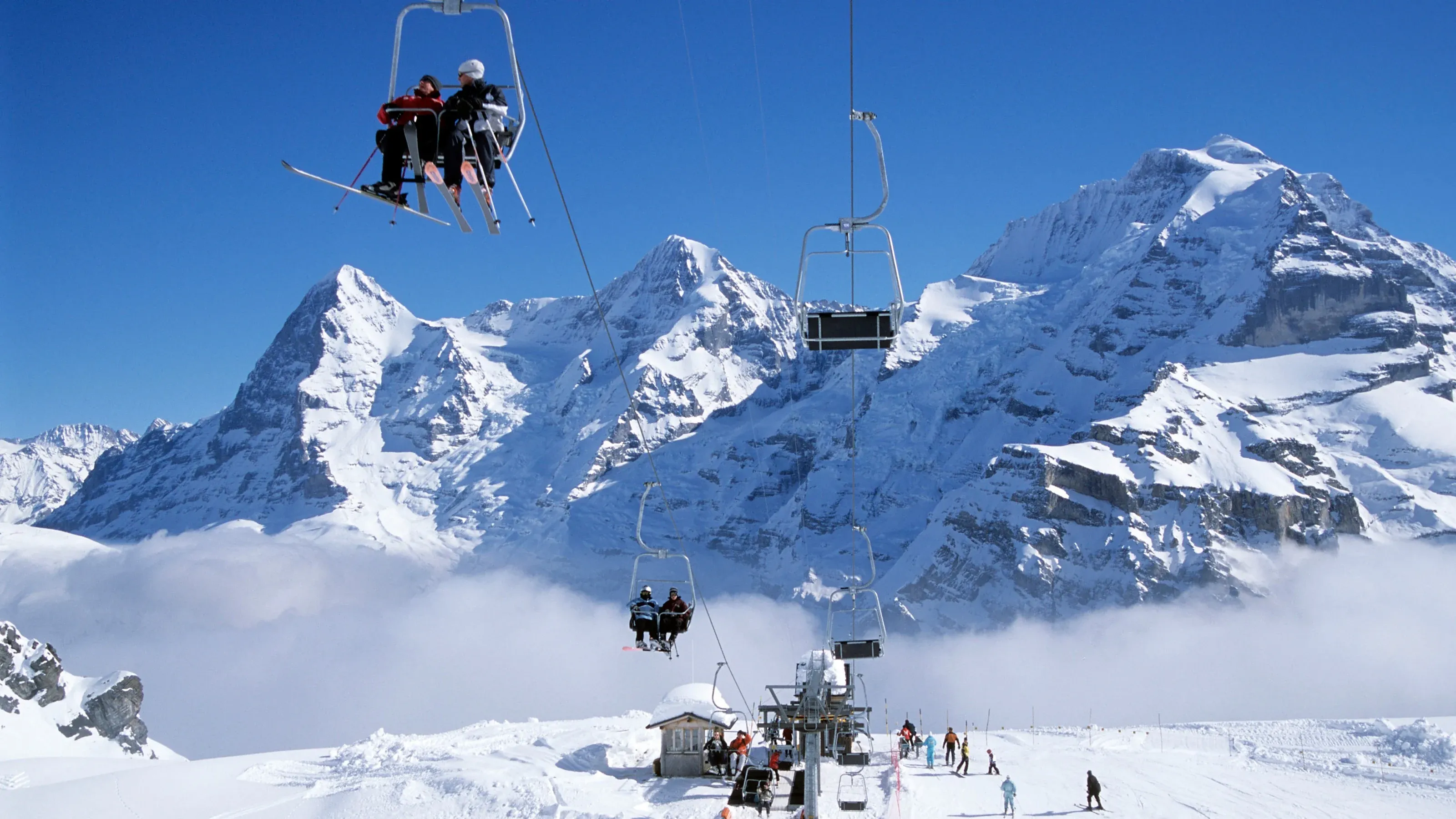 Best Locations for Snowboarding in Switzerland [2023]